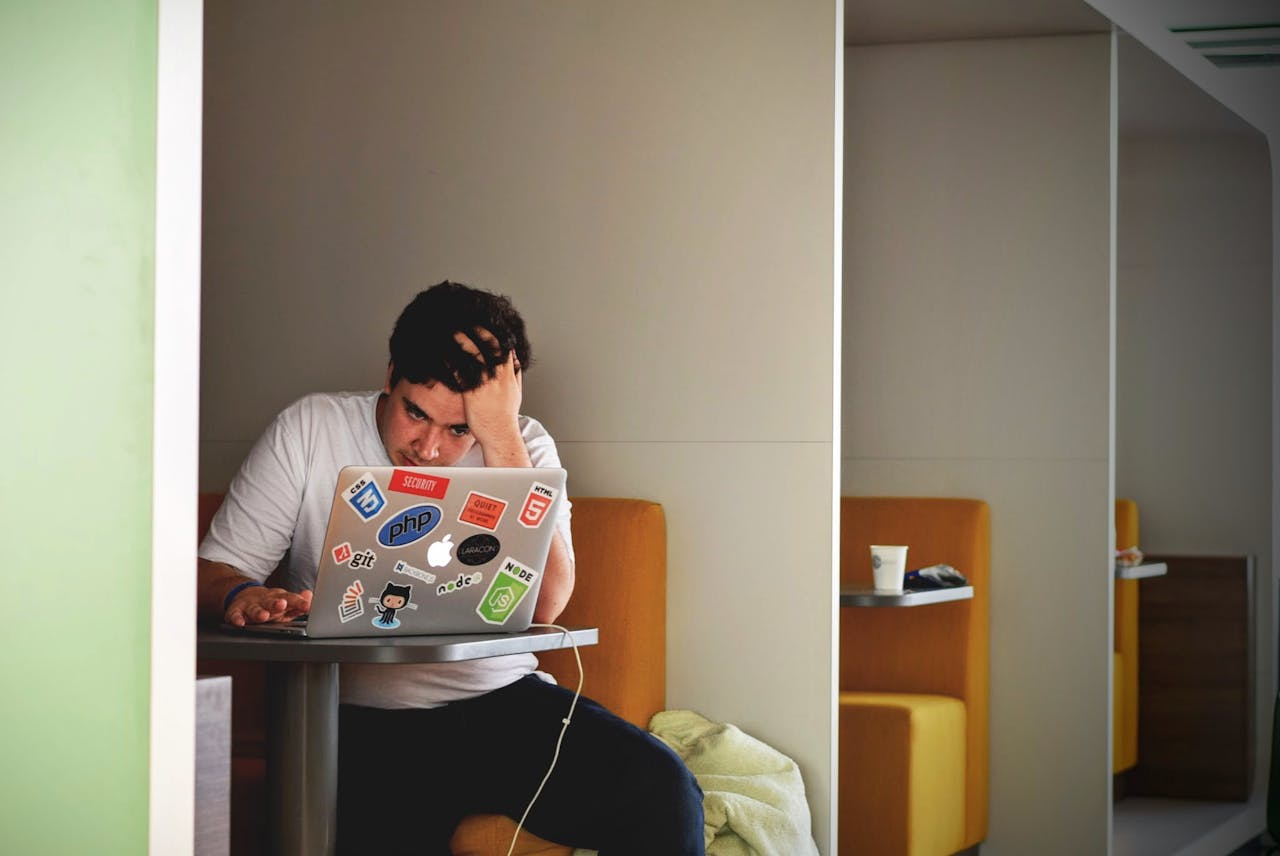 Website developer in a coffee shop